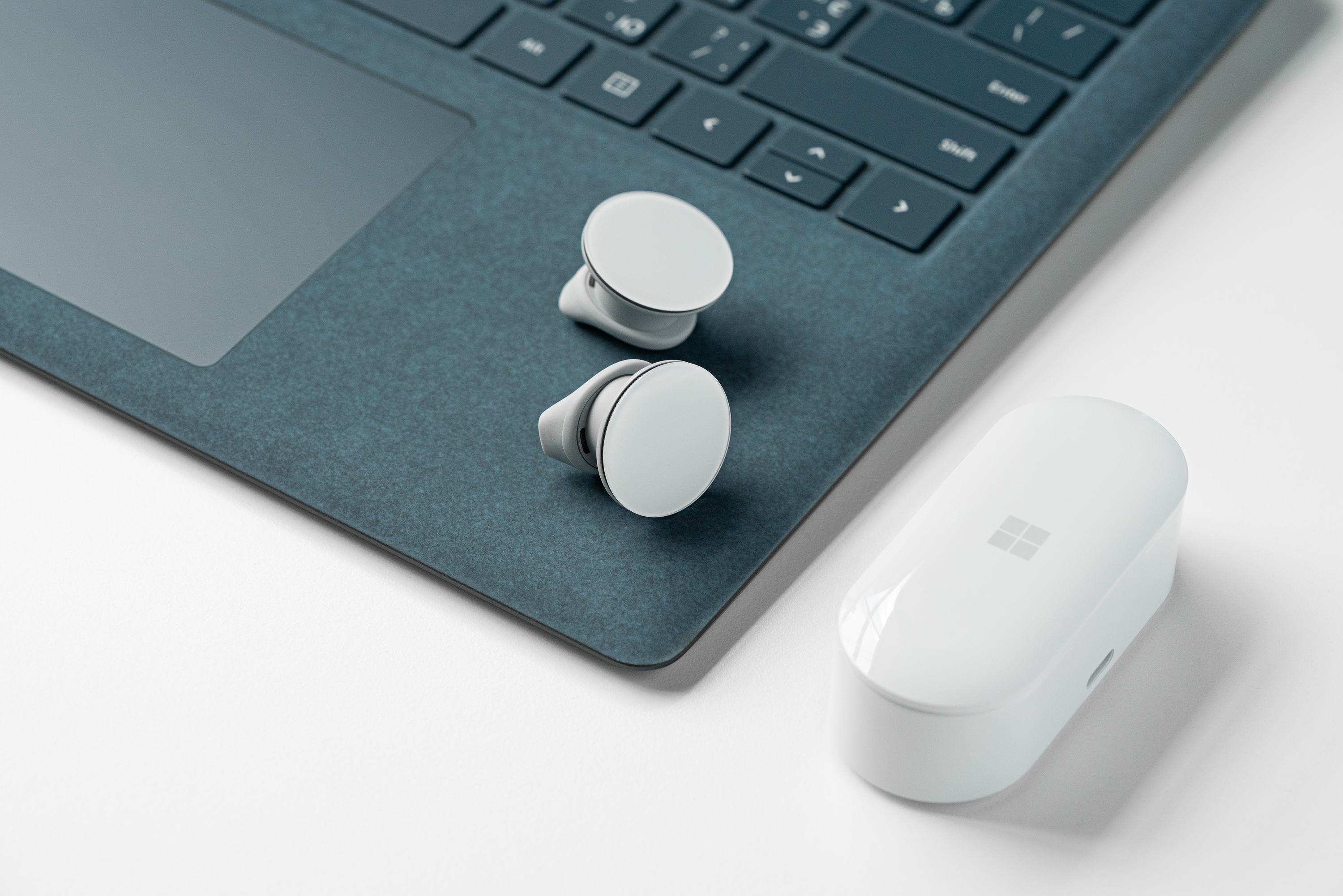 Футуристичний мінімалізм: огляд навушників Microsoft Surface Earbuds